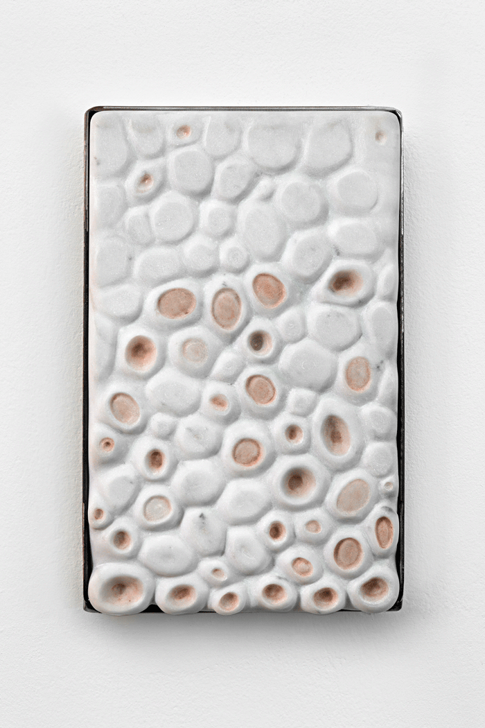 mycora I, 2021 Marmor, Pigmente, Metall 31,5 × 20 × 4,5 cm